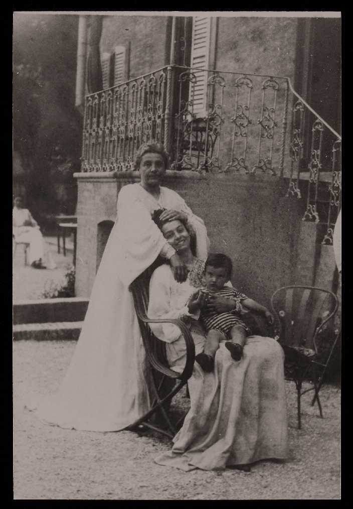 Eleonora Duse con Robi Mendelssohn e Giulietta Gordigliani. Fotografia del Premiato Stabilimento Fotografico di Ruggero Trevisani (Rimini, 1905)